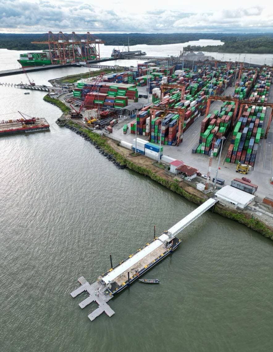 Puerto industrial con estructuras metálicas de gran escala