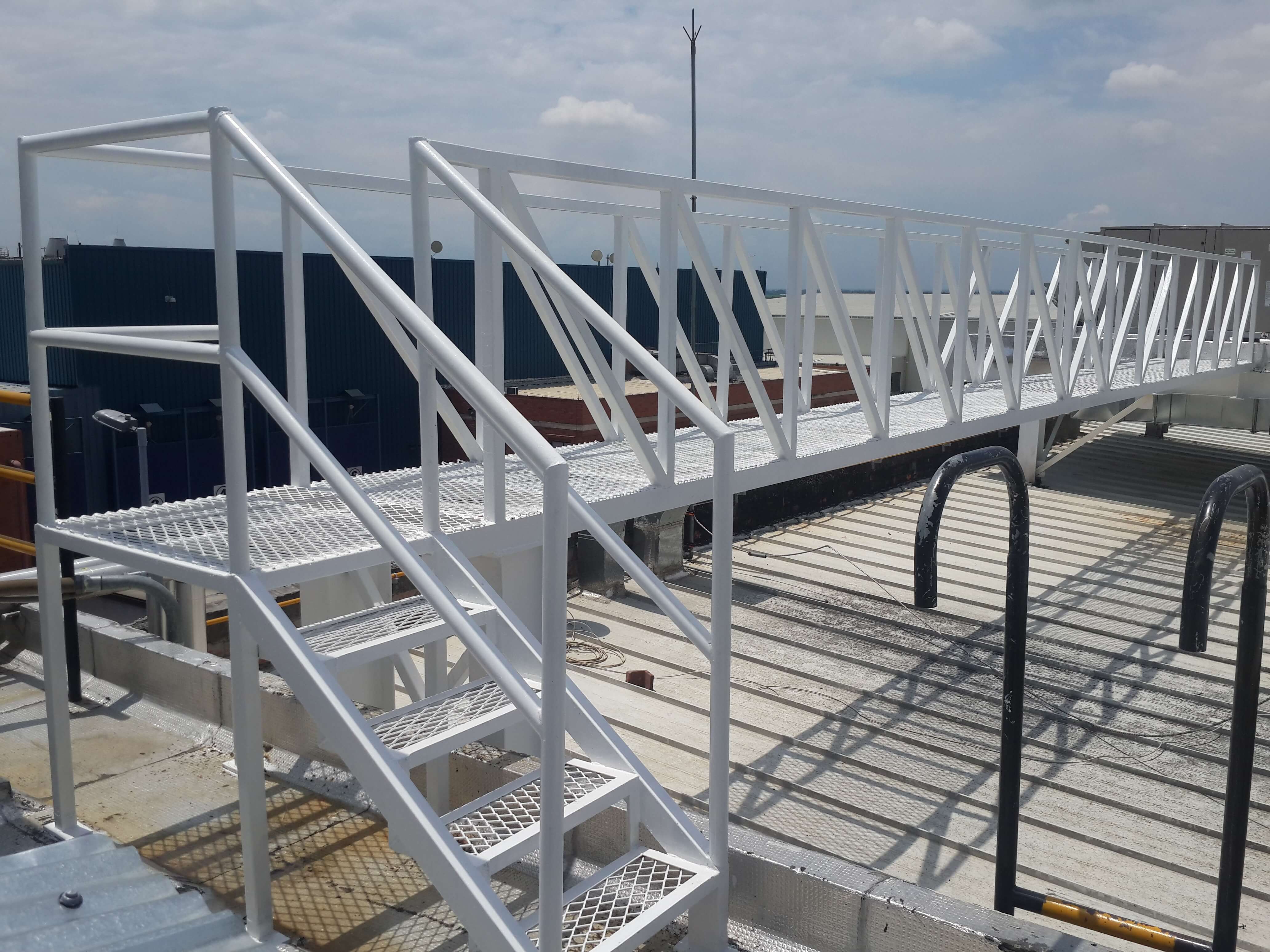 Instalación de estructura metálica con maquinaria pesada