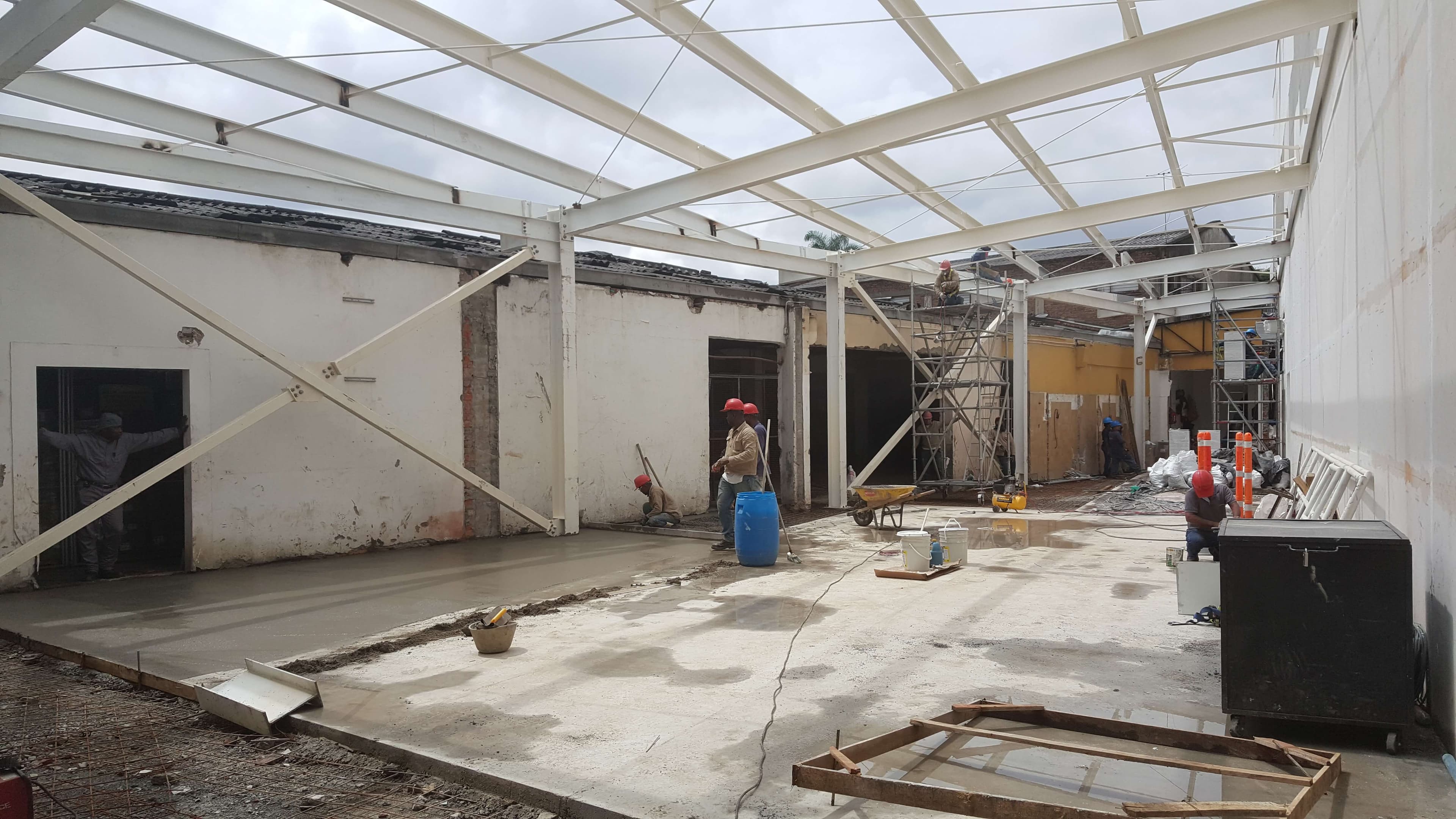 Vaciado de losa de concreto con estructura metálica de soporte