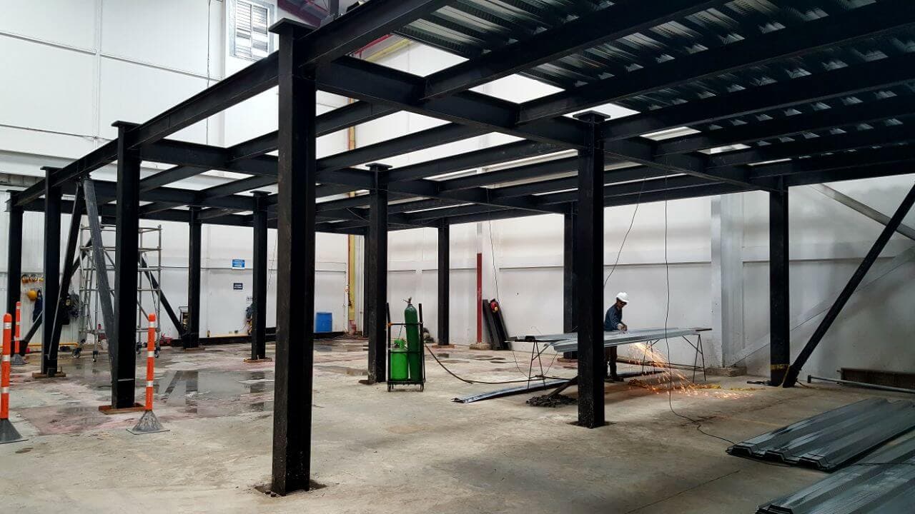 Montaje de columnas y vigas de acero para mezanine industrial